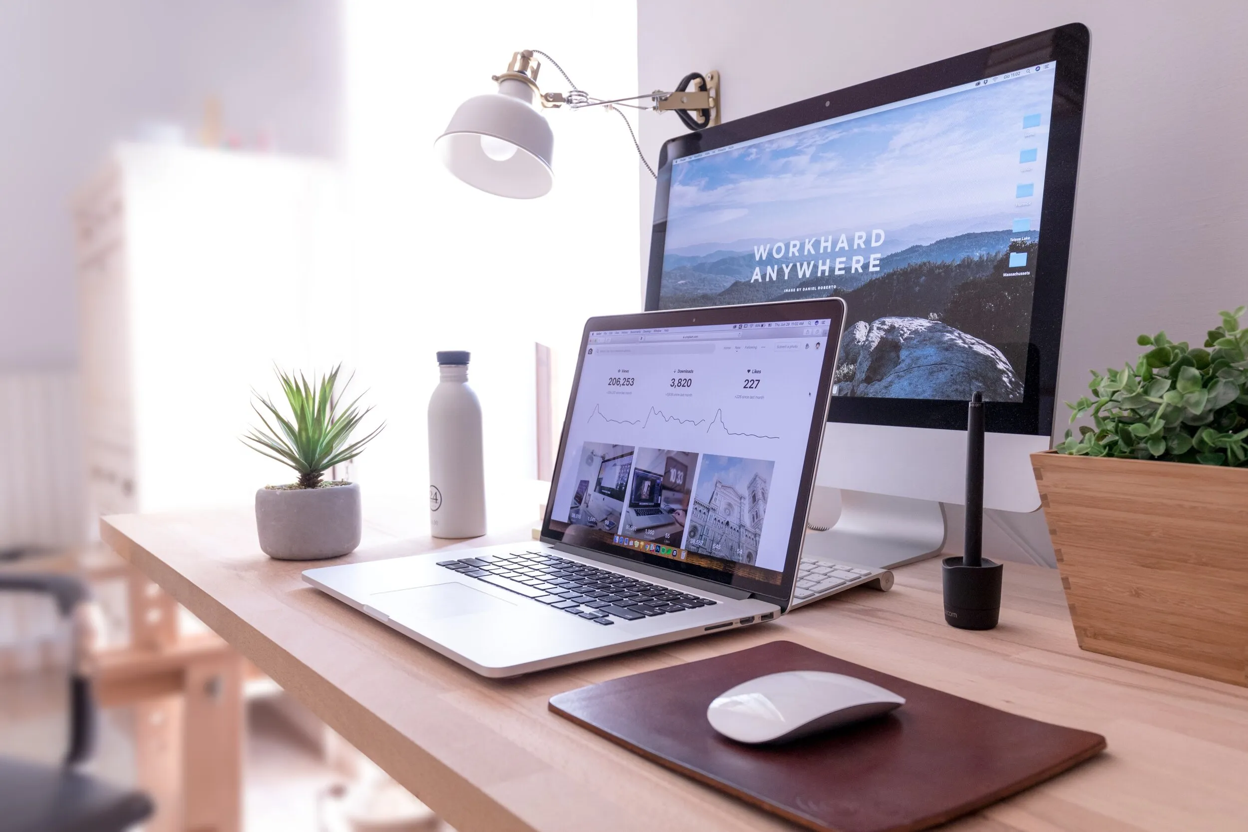Arbeitsplatz mit Laptop und Monitor, auf beiden ist eine Website geöffnet
